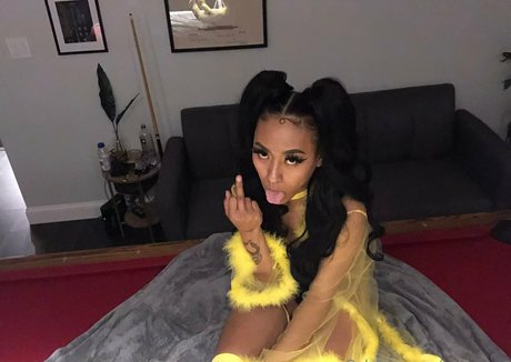 kat2wavvy nude model image