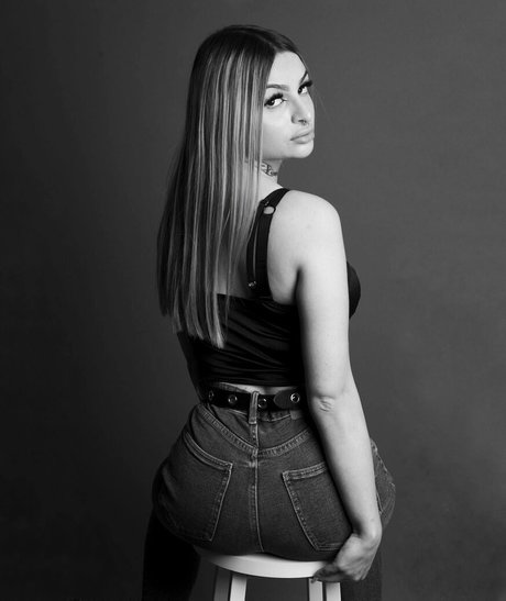 aliih hx model art gallery