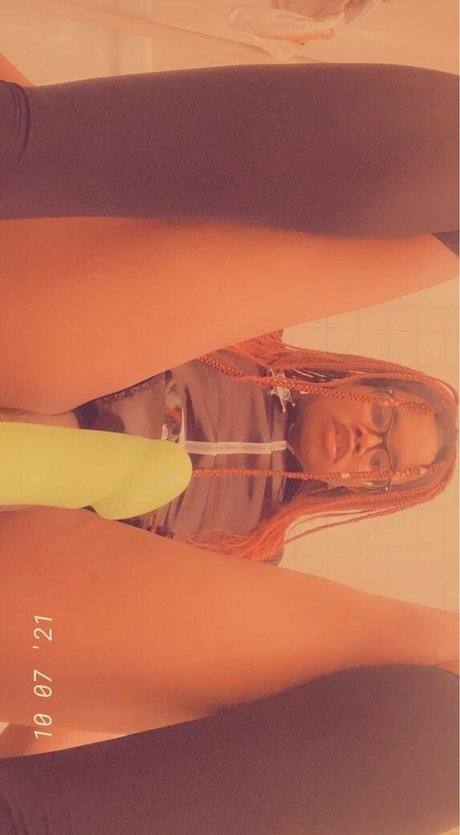 cloudyvi_ pornstar image