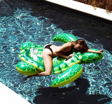 Emelia Hartford xxx model galleries