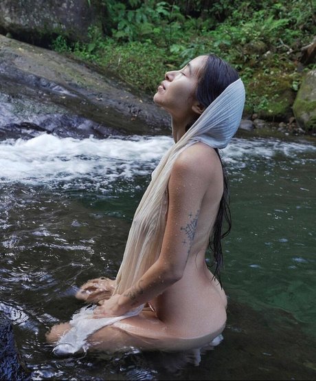 Hitomi Mochizuki model naked images