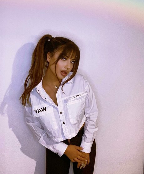 Helia Soltani pretty star images