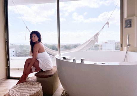 Helia Soltani star perfect pics