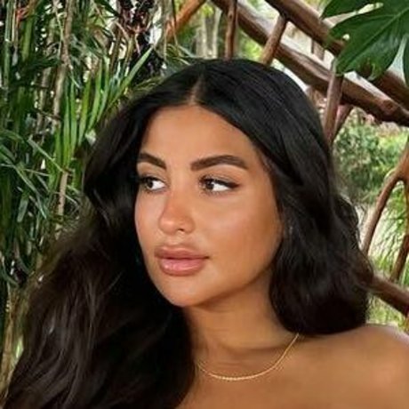 Helia Soltani naked model pics