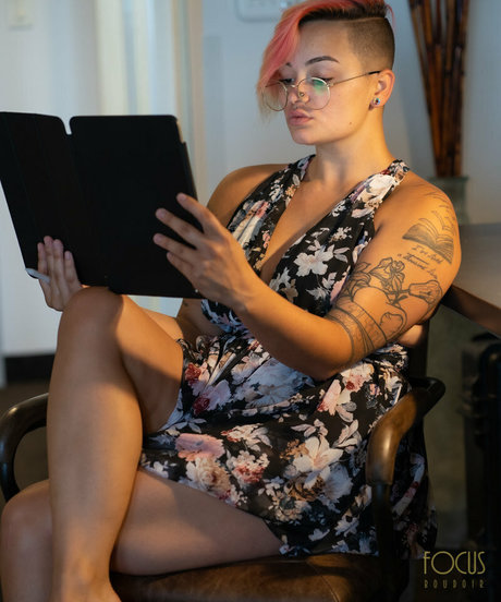 focus boudoir erotic actress pic