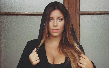 Tami Bar model beautiful pictures