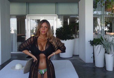 Tami Bar model pretty photo