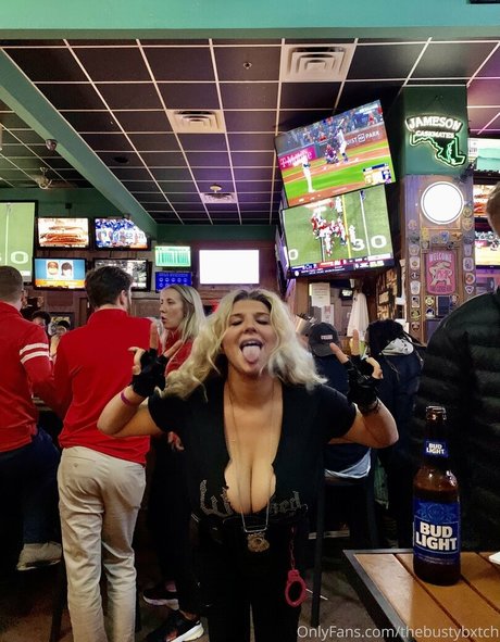 thebustybxtch model adult pics