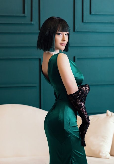 ChameLeahn Cosplays actress images