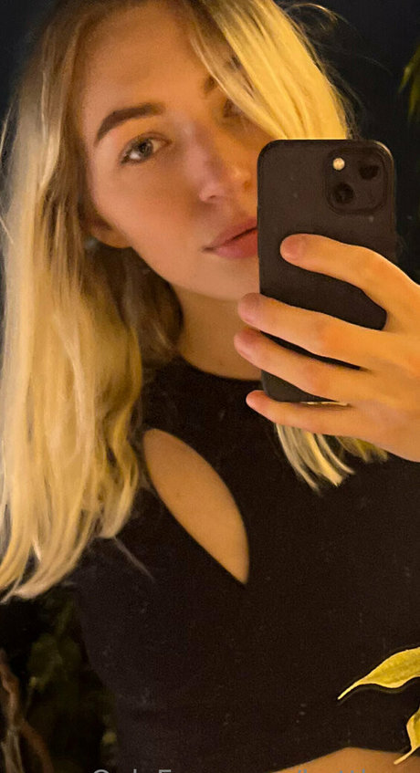 hottless pornstar naked picture