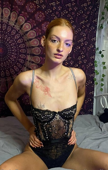 favouriteredheadbella model free image