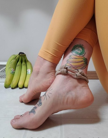 lovefiercelyfeet nudes model archive