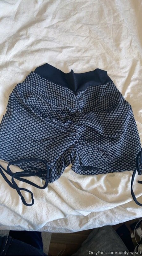 bootysweatt model top picture