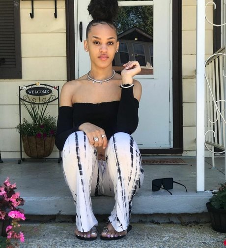 tiahnie model adult pics