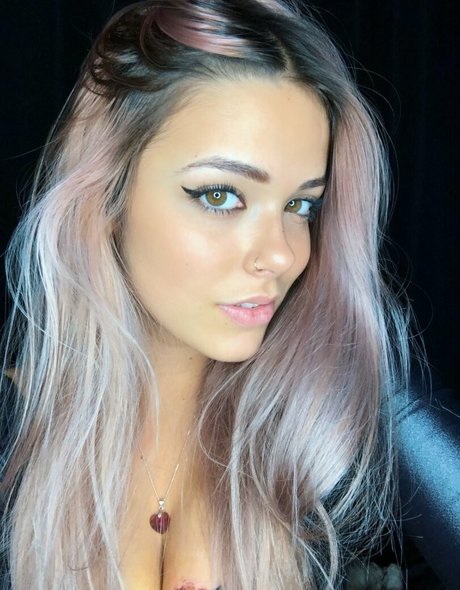 Caro Nigro hot star img