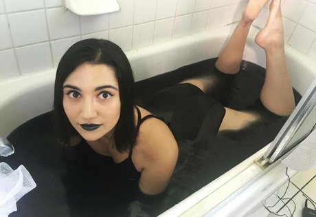 Safiya Nygaard nice star picture