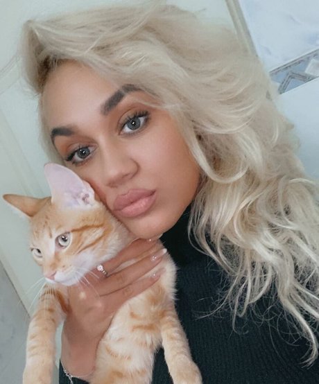 adinaa99 pornstar adult pic