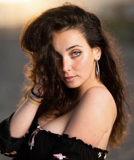 Chloe M pretty model image