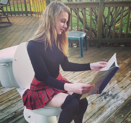 Sydney Poniewaz model sexy pics