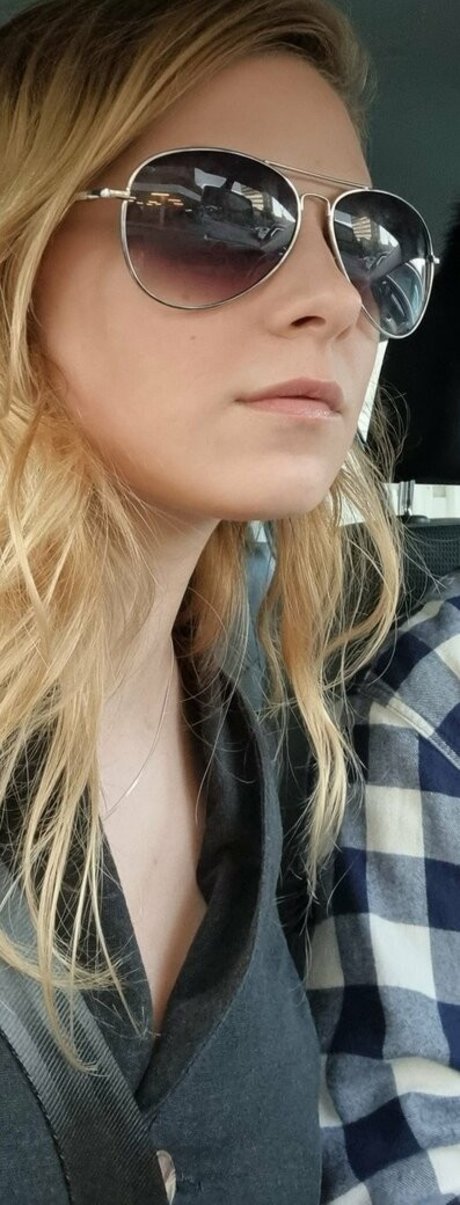 Sydney Poniewaz pretty model photo