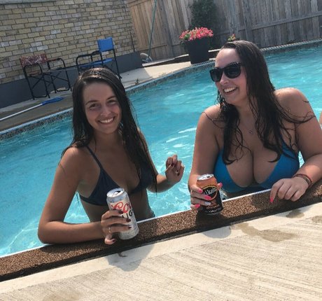 Lexi Thomas beautiful model photo