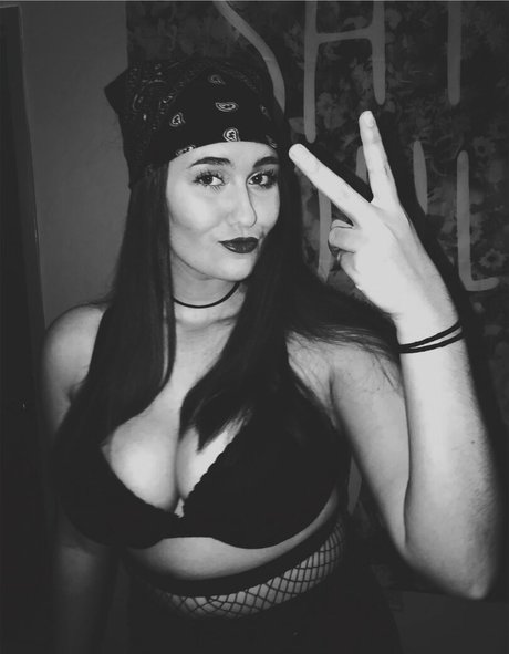 Hannah V star nude pics