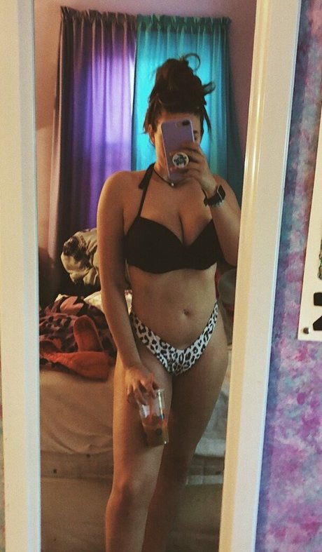 Hannah V naked model gallery