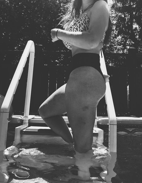 Hannah V model naked photo