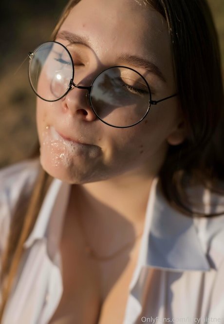 lucylaistner adult model picture