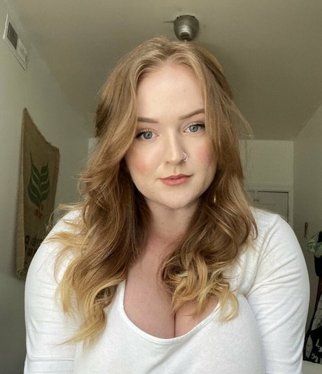 Cayley M naked pornstar img