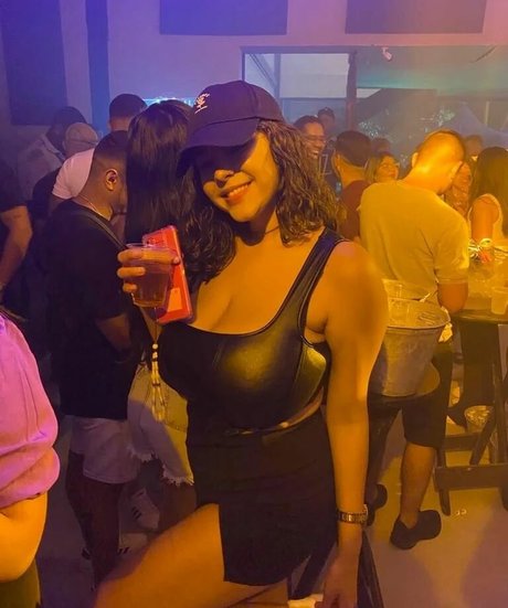 Alice M star sexy photo