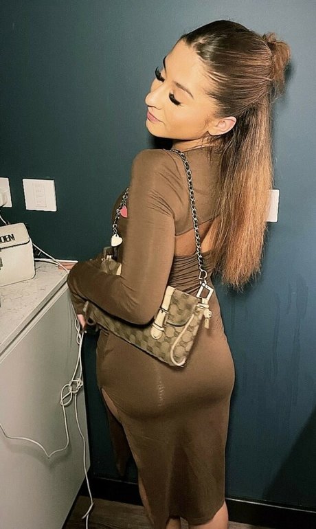 myacicic model nude images