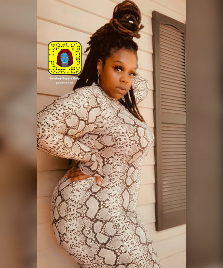 thefamouspeachesandcream erotic pornstar photo