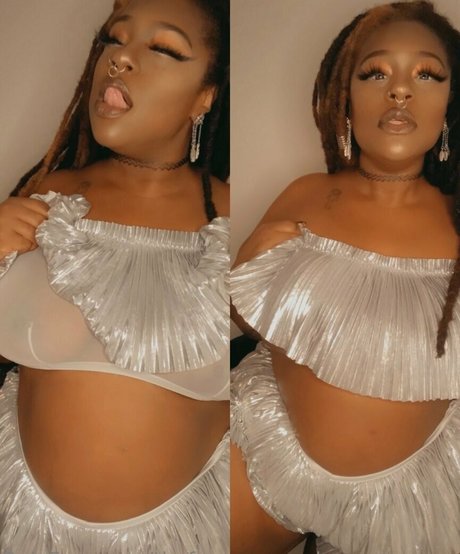 thefamouspeachesandcream pornstar beautiful photo