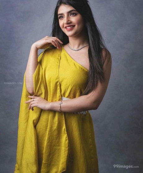 Simran Kaur Hundal star photo