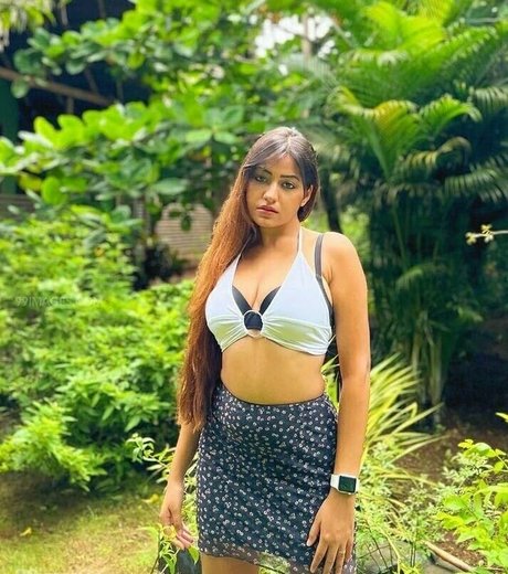 Simran Kaur Hundal sexy star gallery