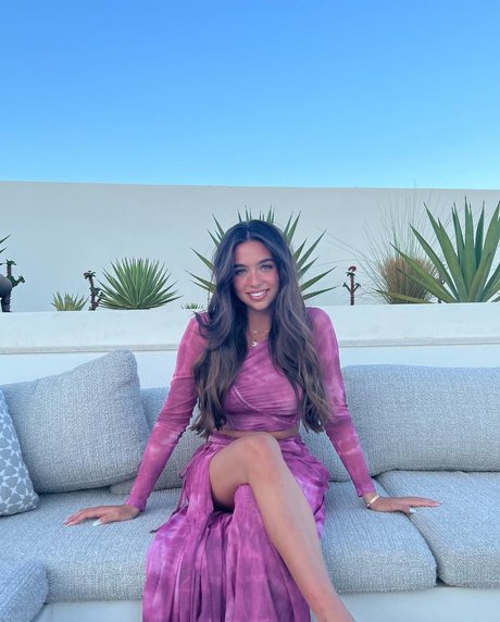 Taylor Nunez pretty model image