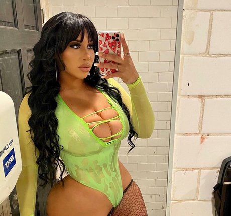 Kaemichelle nudes model images