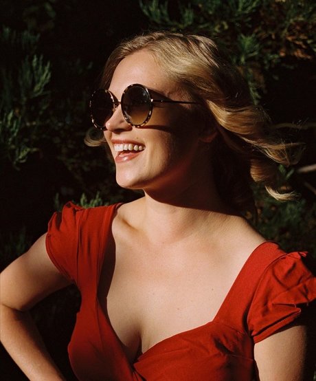 Eliza Taylor star art pics