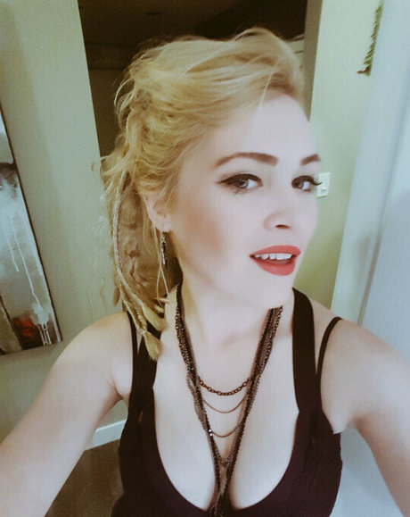 Eliza Taylor nude model galleries