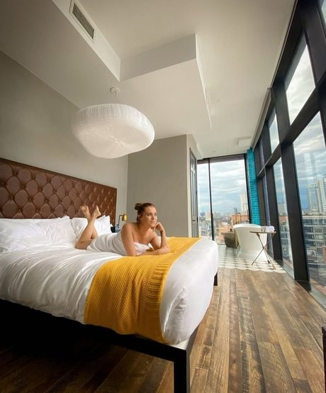 Eliza Taylor pornographic actress picture