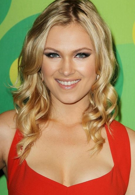 Eliza Taylor pretty model photos