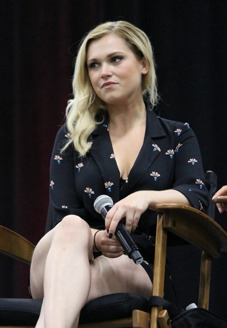 Eliza Taylor pornstar pretty photos