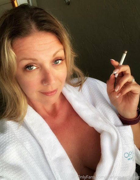 ellelyon exclusive pornstar free img