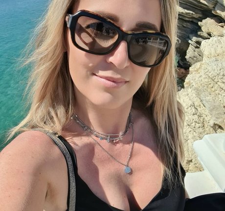 Ashley Campbell art star photo