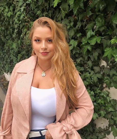 Amanda R model naked pictures