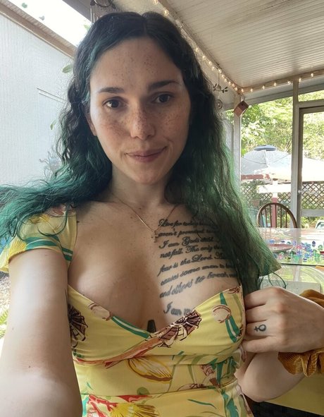 eeveebeevip free actress pic