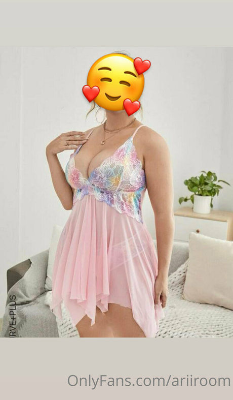 ariiroom nudes model pic