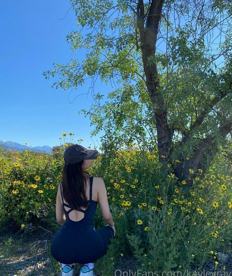 kayleyray naked model picture