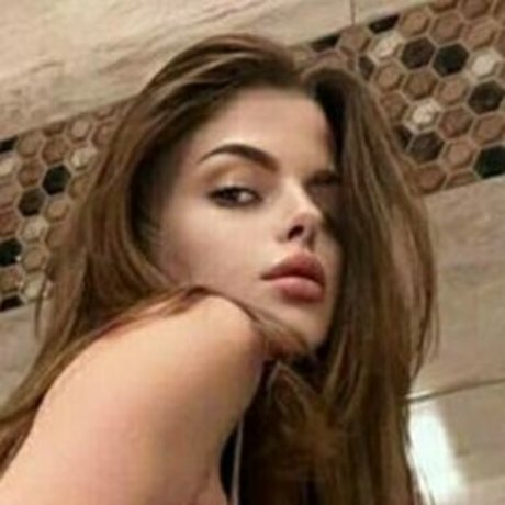 lustredwitch top model pic